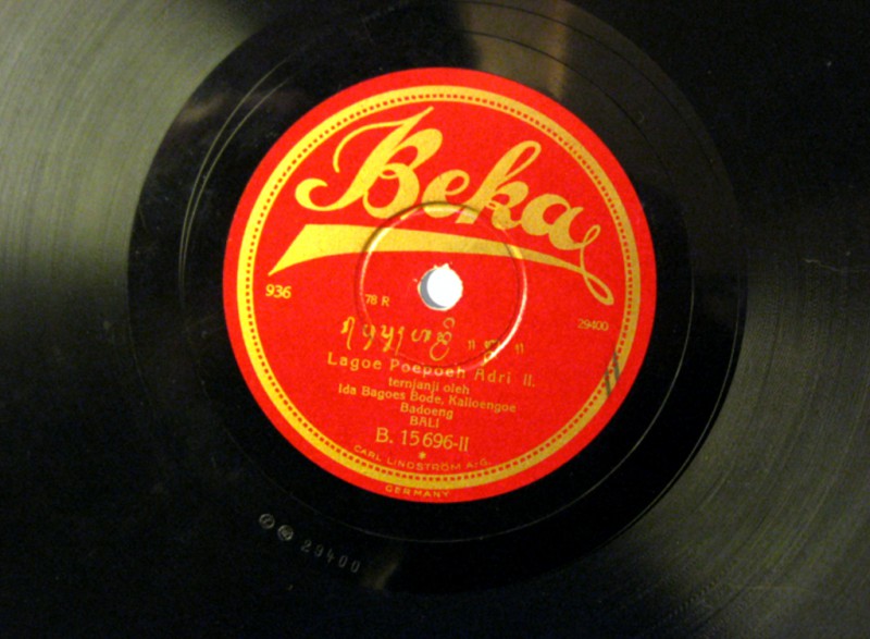 Piringan hitam 78 rpm dari rekaman bersejarah Odeon & Beka 1928-29 dengan label dalam aksara Bali. Piringan hitam dalam gambar memuat rekaman Pupuh Adri dan merupakan satu-satunya cakram yang tersisa di dunia. Ditemukan oleh Dr. Edward Herbst di Arsip Japp Kunst di Universitas Amsterdam.